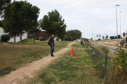 La concejal de Infraestructuras, Núria Campos durante la visita al lugar donde se levantará esta zona de suelta