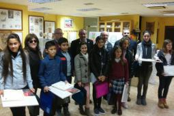 El concejal de Educación, Juventud y Deportes, José Manuel Mora junto con el concejal de Protección a las Personas, Empleo y Participación Ciudadana, Julio Fernández en el acto de entrega de 14 becas de dibujo a alumnos del municipio