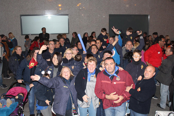 Celebración de los falleros de Dos de Mayo al saber que han ganado el primer premio
