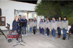 Momento del discurso de la concejala de Tradicions, Cultra i Foc, Paqui Periche junto al Alcalde y el presidente de la Junta Local Fallera en la entrega de las llaves de la Cova