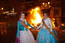 Las Falleras Mayores de Paterna durante la cremà de la falla del Ayuntamiento