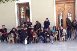 Voluntarios de Modepran con  perros de la protectora