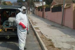 Trabajador realizando el tratamiento piloto ecológico