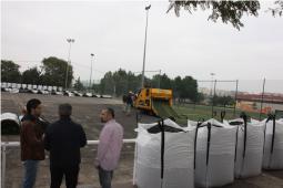 El alcalde de Paterna y el concejal de deportes inspeccionando las mejoras en las instalaciones deportivas