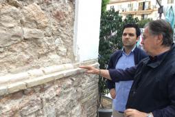 El alcalde junto a un técnico comprobando los trabajos de mantenimiento