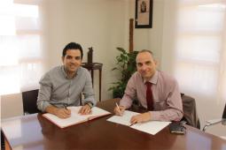 El Alcalde de Paterna, Juan Antonio Sagredo y el Gerente de la empresa de transporte interurbano público ‘Edetania’, Salvador Navas, durante la firma del Convenio de transporte