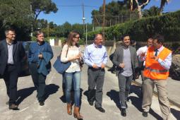 L'Alcalde de Paterna, Juan Antonio Sagredo i el Gerent de l'empresa de transport interurbà públic 'Edetania', Salvador Comes, durant la firma del Conveni de transport