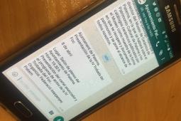 Imagen de un teléfono con la pantalla del whatsApp del Ayuntamiento