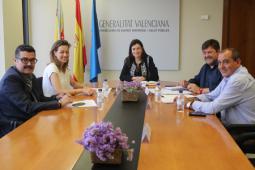 Reunión de la alcaldesa en funciones de Paterna, Núria Campos y el concejal de Protección a las Personas, Empleo y Participación Ciudadana, Julio Fernández con la consellera de Sanidad Universal y Salud Pública, Carmen Montón
