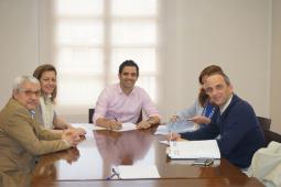 Firma convenio del autobús a la Fe