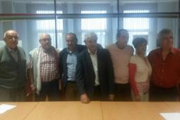 El concejal de Protección a las Personas, Empleo y Participación Ciudadana, Julio Fernández junto a José Antonio Fernández, Presidente del Hogar de Jubilados de Santa rita y la nueva junta formada por Enrique Bonastre (secretario), Mª Mercedes Yarce (tesorera), José Fernando Ceste,  Ramón Corell, Andrés Legorio y Jaime Armero.