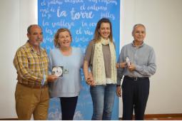 La Alcaldesa en funciones de Paterna, Núria Campos y  la concejal de Tradicions, Cultura i Foc, Paqui Periche durante la entrega del nuevo Himno Oficial de La Cordà al Cronista Oficial de la Villa de Paterna, Camilo Segura y la Federació Interpenyes de Paterna