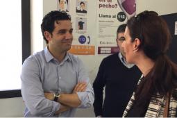 El Alcalde de Paterna, Juan Antonio Sagredo esta mañana en el consultorio de Campamento junto a una vecina que ha ido a firmar para paralizar el cambio de pediatra