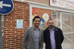 El alcalde y el concejal de Educación, José Manuel Mora, durante su visita a la guardería El Molí