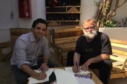 Momento de la firma del acuerdo entre entre el Alcalde de Paterna, Juan Antonio Sagredo y el Presidente del Colectivo de Jóvenes de la Coma, Luis Paris