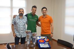 Daniel Segarra junto al Alcalde de Paterna, Juan Antonio Sagredo y el concejal de Deportes, José Manuel Mora