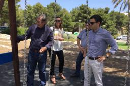 El Alcalde de Paterna durante su visita a las áreas infantiles y las zonas verdes del barrio Bovalar