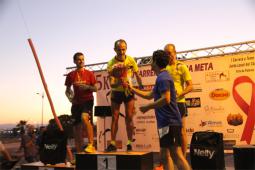 El alcalde entregando los trofeos a los ganadores