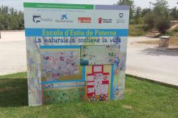 Cubo gigante realizado por los niños de la Escola d’Estiu