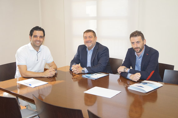 Recepción por parte del alcalde de Paterna, Juan Antonio Sagredo  junto al director de COMSA, Francisco Javier Cortés y a Iván Torrijos, miembro del equipo directivo.