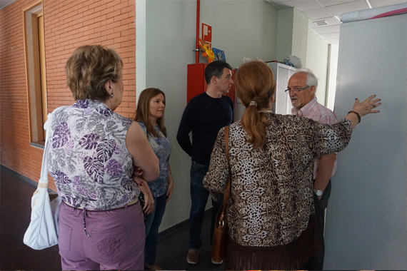 La concejal del barrio de Terramelar, Eva Pérez durante la visita al Centro Cívico junto a técnicos municipales, el Presidente de la Asociación de vecinos de Terramelar, Jose Ignacio Fernández y la Presidenta y la Secretaria del Hogar de Jubilados, Pilar Zapata y Marisa Gil, respectivamente