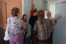 La concejal del barrio de Terramelar, Eva Pérez durante la visita al Centro Cívico junto a técnicos municipales, el Presidente de la Asociación de vecinos de Terramelar, Jose Ignacio Fernández y la Presidenta y la Secretaria del Hogar de Jubilados, Pilar Zapata y Marisa Gil, respectivamente