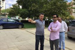 El alcalde y el concejal Julio Fernández durante la visita al barrio de LLoma Llarga