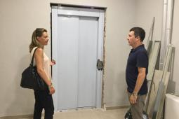 La concejala Nuria Campos visitando las obras del nuevo ascensor