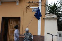 Carmen Roca junto al alcalde descubriendo la placa con su nombre