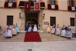 Imagen de las falleras y el alcalde en el Ayuntamiento