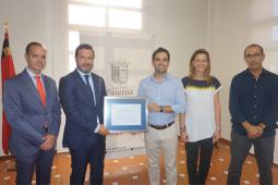 Imagen de la entrega del certificado