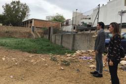 Imagen del Alcalde de Paterna Juan Antonio Sagredo y la concejal de Infraestructuras, Núria Campos durante su visita a los terrenos donde se construirán el aparcamiento