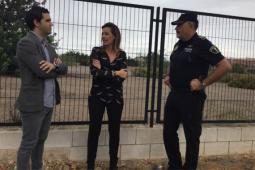 Imagen del Alcalde de Paterna Juan Antonio Sagredo y la concejal de Infraestructuras, Núria Campos durante su visita a los terrenos donde se construirá el refugio de animales