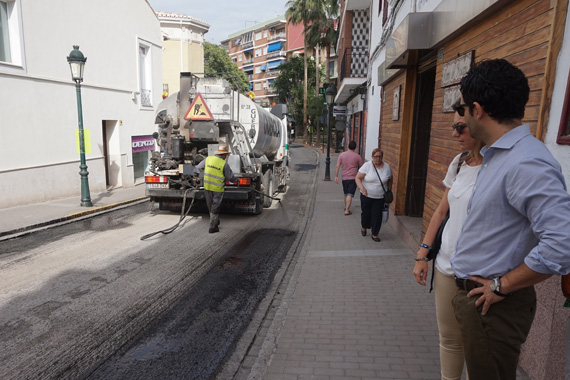 El alcalde y la concejala visitando las obras de la calle Mayor