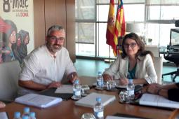 El Tinent d'Alcalde de Desenvolupament Humà, Juanma Ramón amb la Consellera de Polítiques Inclusives, Mònica Oltra