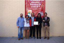 De izda a dcha., concejal de Educación, José Manuel Mora, secretaria del centro, Maria Pérez, profesor de Educación Física, Francisco José Ortega, la directora del centro, Susana Ruiz y el Alcalde de Paterna, Juan Antonio Sagredo