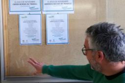 Juanma Ramón al tabló de anuncis de l’Ajuntament