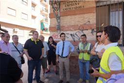 El Alcalde de Paterna, Juan Antonio Sagredo junto a la concejal de Infraestructuras, Núria Campos durante una reciente visita por el barrio con representantes de la Asociación de Vecinos de Campamento