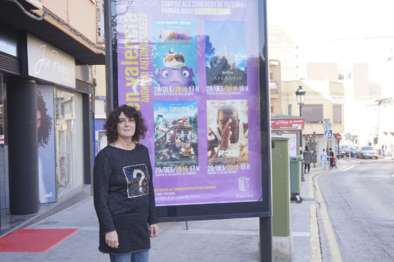 Carmen Gayà junt al cartell de cinema en valencià