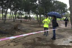 El Alcalde, Juan Antonio Sagredo, y la concejal de Infraestructuras, Nuria Campos comprobando el estado de parques públicos de la localidad junto a efectivos de la policía local de Paterna