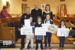 Foto de los alumnos premiado junto a la concejala de Infraestructuras, Núria Campos y el gerente de Edetania, Salvador Navas