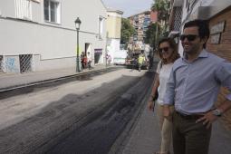 El alcalde y la concejala Nuria Campos visitando las obras de asfaltado