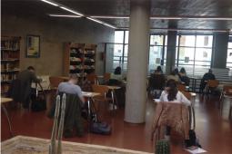 Estudiantes en la biblioteca de la Cova Gran