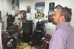 El concejal Mora visitando uno de los locales de ensayo