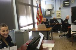 Policia Nacional i Local de Paterna reforcen el servei de documentació i de justificants per als afectats per l'incendi