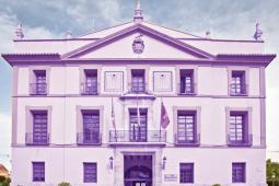 El Ayuntamiento de Paterna se ilumina de morado en el Día Mundial del Lupus  