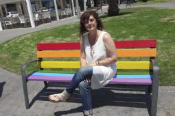 Igualtat pinta bancs multicolors amb motiu de la setmana de l’orgull LGTBI