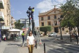 El Ayuntamiento de Paterna limpia y pinta 4.500 farolas del casco urbano