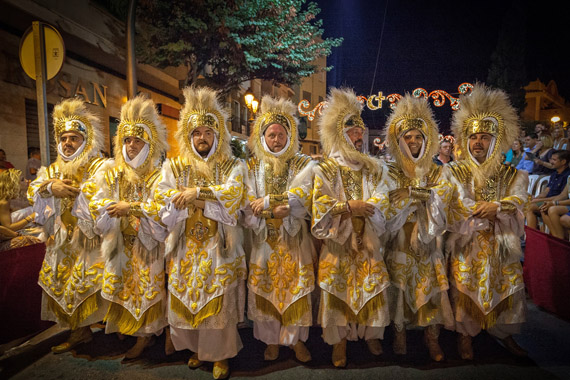 Paterna se llena de color y espectáculo durante la Gran Nit Mora y Cristiana