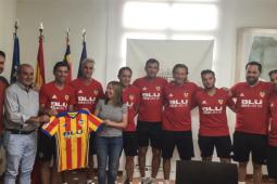 El Ayuntamiento de Paterna  recibe la visita del cuerpo técnico del Valencia CF 